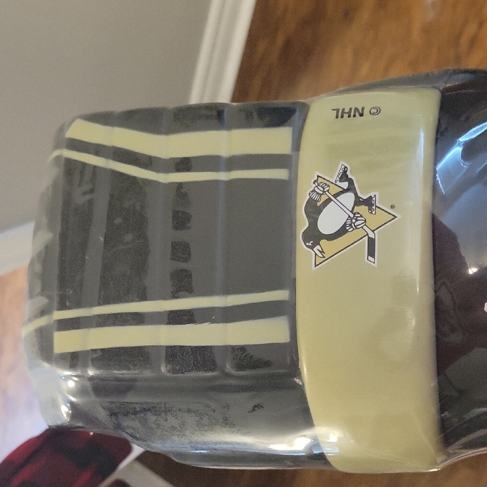 NHL Penguins Black Game On Drink Glove